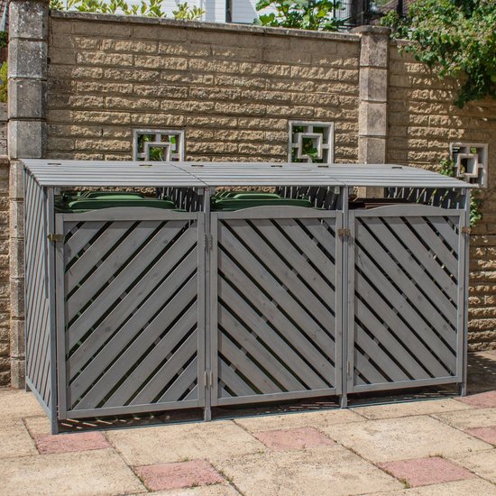 Grijze houten drievoudige containerombouw met gesloten deuren, twee groene containers zichtbaar.