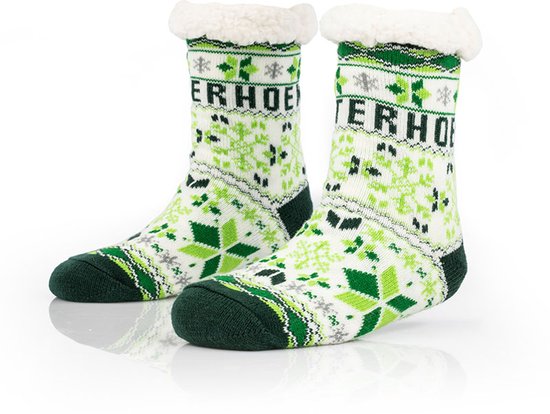 Witte slofsokken met groene Achterhoekse vlag details, sneeuwvlokken en de tekst 'TERHOEK'. De rand is van witte teddy stof.
