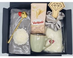 RituwellGift Geschenkset Vrouwen - Nr. 2 |- Cadeau voor Vrouw - Verwenpakket - Cadeaupakket - Giftset - Verjaardag - Moederdag - Mok - Beker - Sokken - Scrunchie - Chocolade - Valentijn Cadeautje voor Haar - Kerstpakket Vrouw - Cadeau Vriendin