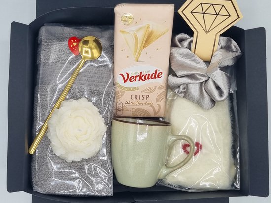 Foto: Rituwellgift geschenkset vrouwen nr 2 cadeau voor vrouw verwenpakket cadeaupakket giftset verjaardag moederdag mok beker sokken scrunchie chocolade valentijn cadeautje voor haar kerstpakket vrouw cadeau vriendin