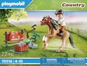 Ensemble Playmobil Country avec cheval brun et cavalier en chemise blanche, pantalon orange et bottes noires. Avec des accessoires tels qu'un enclos, un panier et un oiseau.