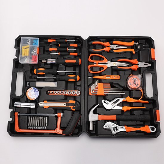 Gereedschapskoffer met oranje en zwarte handgrepen: hamer, tangen, schroevendraaiers, zaag en meer.