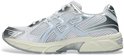 Witte ASICS GEL-1130 sportschoen met zilveren en lichtblauwe ASICS-strepen en crèmekleurige zool.