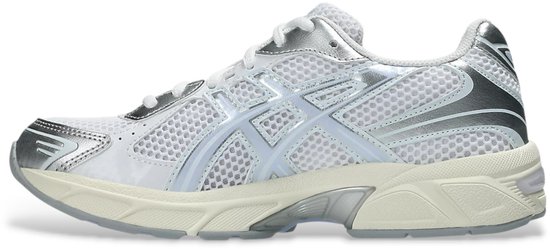 Witte ASICS GEL-1130 sportschoen met zilveren en lichtblauwe ASICS-strepen en crèmekleurige zool.