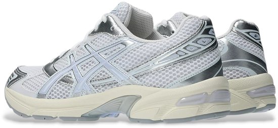 Zijaanzicht van witte ASICS GEL-1130 sportschoenen met zilveren en lichtblauwe accenten.