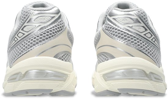 Achterkant van grijze Asics Gel-1130 sneakers met crèmekleurige en zilveren details.