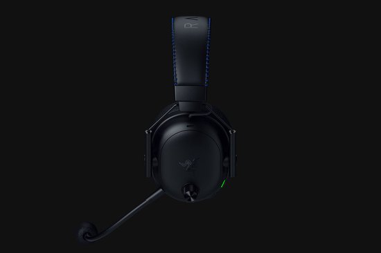 Zwarte gaming headset met blauwe stiksels en microfoon, zijaanzicht.