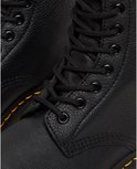 Gros plan des œillets et des lacets d'une botte Dr. Martens noire à lacets.