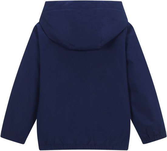 Achterkant van een donkerblauwe jongensjas met capuchon.