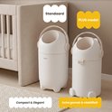 Twee luiertrekkers naast een babybedje: links de 'Standaard' witte luieremmer, rechts de 'Plus' witte luieremmer met teddybeer-oren op het deksel. "Compact & Elegant" "Extra gemak & stabiliteit".