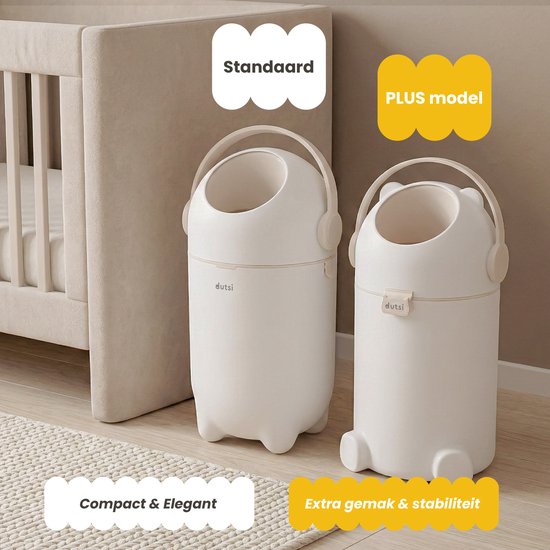 Twee luiertrekkers naast een babybedje: links de 'Standaard' witte luieremmer, rechts de 'Plus' witte luieremmer met teddybeer-oren op het deksel. "Compact & Elegant" "Extra gemak & stabiliteit".