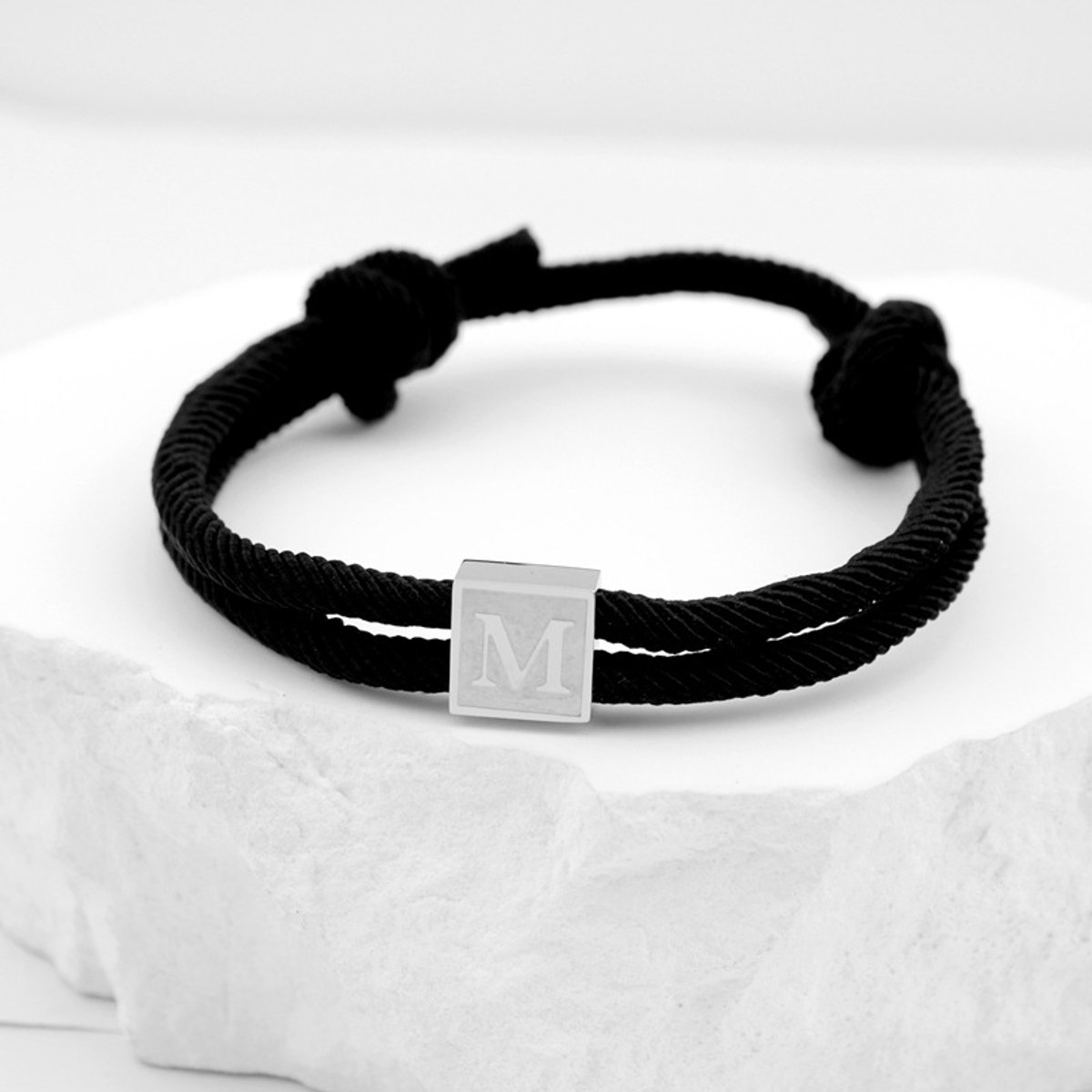 Handgeweven armband met hanger van roestvrij staal, letterarmband, zwarte gevlochten armband, verstelbaar, letter M