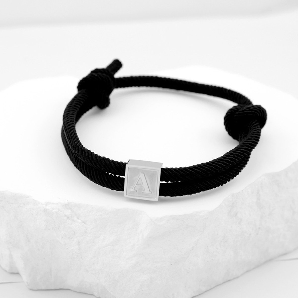 Handgeweven armband met hanger van roestvrij staal, letterarmband, zwarte gevlochten armband, verstelbaar, letter A