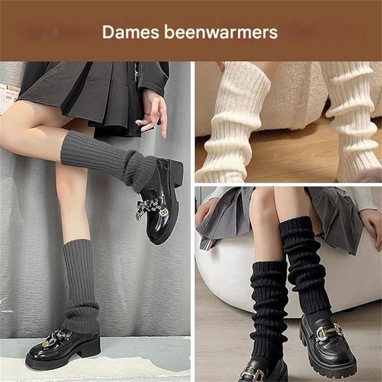 Dames in grijze en zwarte beenwarmers met schoenen en een geplooide rok.