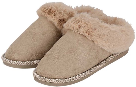 Beige pantoffels met een zachte, lichte teddy voering en sierlijk randje.