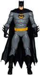 Batman actiefiguur in grijs pak met geel logo, cape en riem.