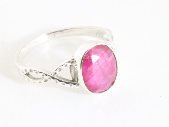Zilveren ring met rode robijn, ovaal geslepen. De zilveren band is opengewerkt.