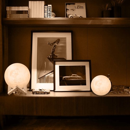 Gepersonaliseerde Maanlamp 3D Geprint met Foto, USB Oplaadbaar Nachtlampje met Houten Standaard en Touch Control van Merkloos — afbeelding 4