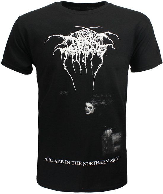 Zwart t-shirt met wit bandlogo, afbeelding van een gezicht, en de tekst "A BLAZE IN THE NORTHERN SKY".