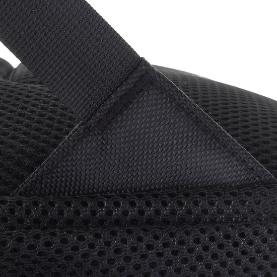 Detail van de naden en het mesh-materiaal van een zwarte rugzak.