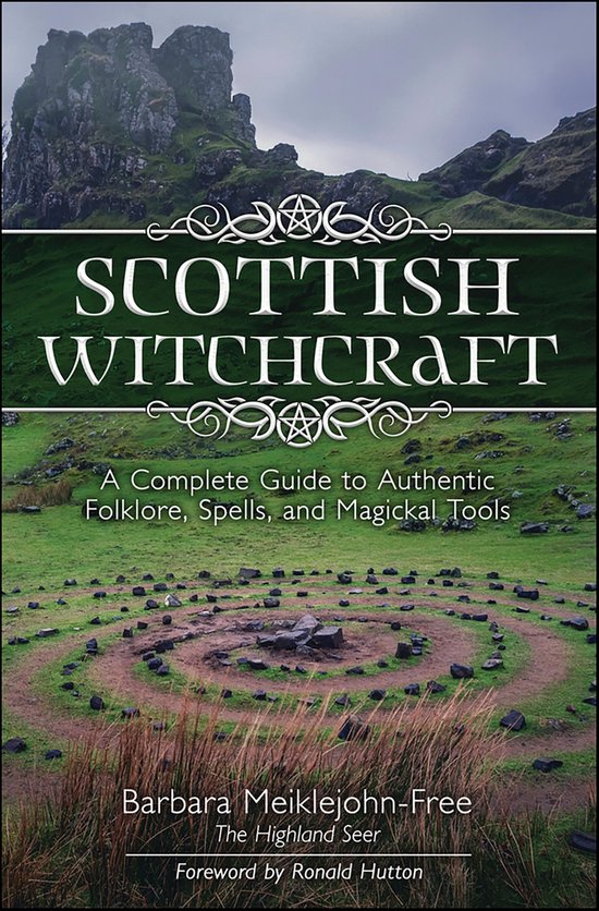 Boekomslag 'Scottish Witchcraft' met tekst en een weids berglandschap met stenen cirkel.