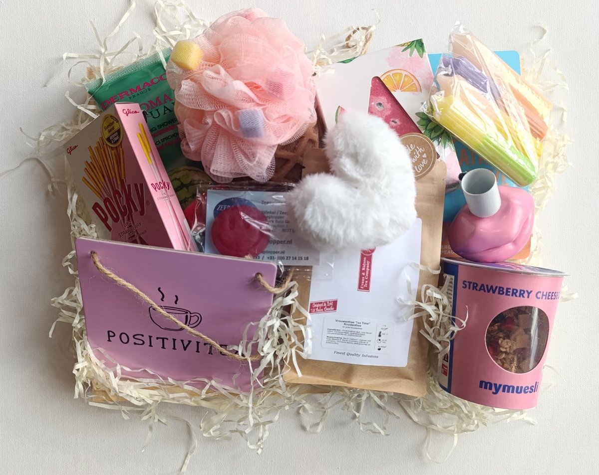 PositiviTEA Cadeaupakket – Vrolijk Verwenpakket voor Haar – Thee, Chocolade, Self-Care, Badproducten & Kaarsjes – Feestelijk op Houten Pallet