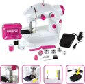 Witte kindernaaimachine met roze details, voetpedaal, spoelen en illustraties van de machine in gebruik.