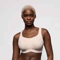 Een beige sportbeha met een subtiel patroon en brede bandjes.