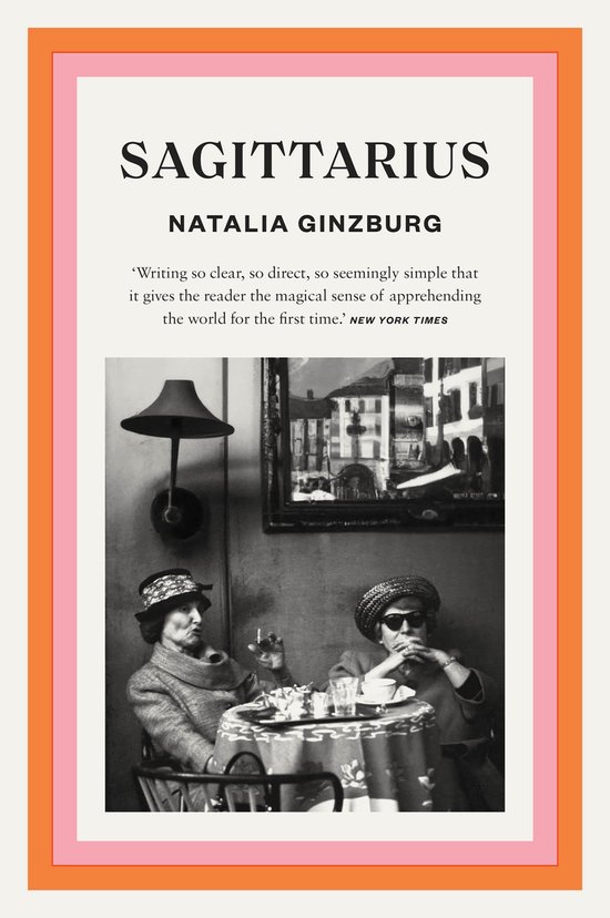 Boekomslag met de titel SAGITTARIUS, auteur NATALIA GINZBURG en een zwart-witfoto van twee vrouwen aan een tafel.