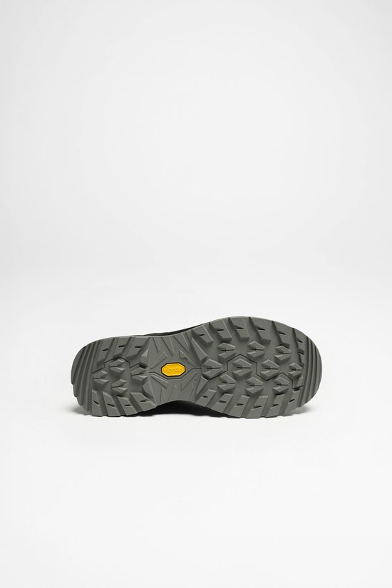 Grijze buitenzool van een wandelschoen met VIBRAM-logo en grof profiel.