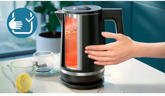 Dubbelwandige zwarte waterkoker met zichtbare waterkoker-indicator en een hand die de buitenkant aanraakt. Het symbool links toont twee handen die een waterkoker vastpakken.