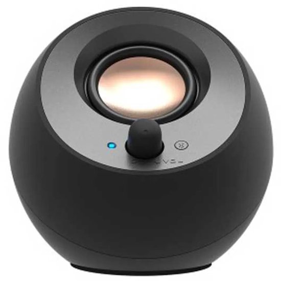 Zwarte ronde speaker met zilveren rand, koperkleurige speaker en een volumeknop.