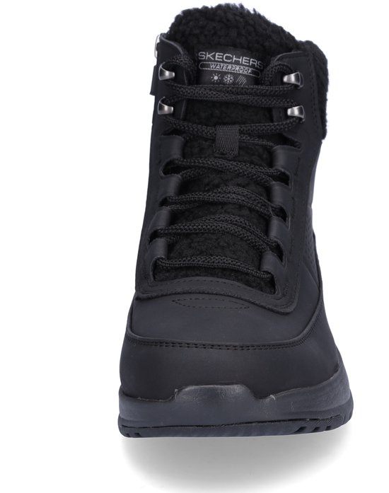 Voorkant van een zwarte Skechers laars met veters en teddyvoering.
