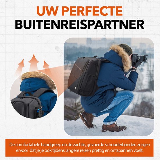 Man met camera en rugzak in de sneeuw, de rugzak is zwart met bruine vakken en heeft comfortabele, zachte schouderbanden.