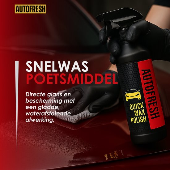 Een hand met een zwarte handschoen poetst een rode auto met een autofresh snelspray.
