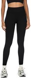 Model met zwarte, nauwsluitende sportlegging met hoge taille en geribd patroon, en witte sokken en sneakers.