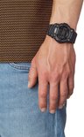 Zwarte G-Shock horlogedisplay met digitale tijdsaanduiding om de pols van een man.