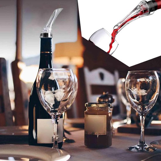 Wijnfles met transparante schenker in een tafelsetting met glazen en pot.