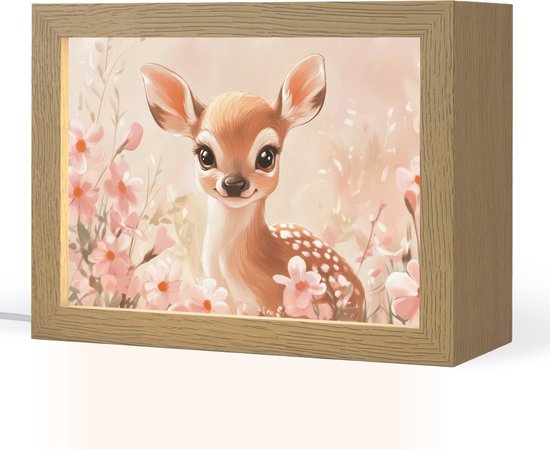 Hertenlampje met bloemen in een houten lijst, op een witte achtergrond.