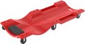 Rode werkplaatsrolplank met hoofdsteun en wielen, geïsoleerd op witte achtergrond.