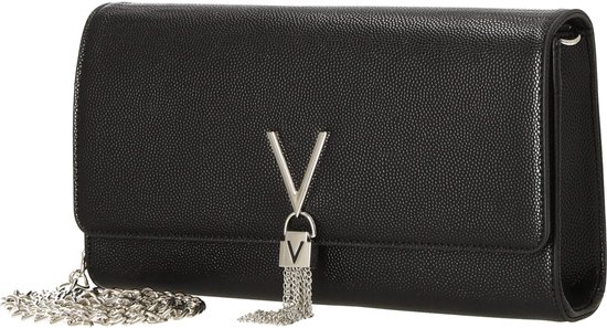 Zwarte crossbodytas met een zilverkleurig V-logo en franje, met een zilverkleurige ketting.