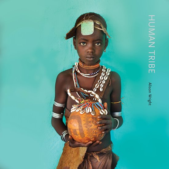 Kind met kralenkettingen en een versierde kalebas voor een turquoise achtergrond, titel Human Tribe door Alison Wright.