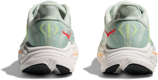 Arrière de deux chaussures de course Hoka femme vert pâle avec semelles blanches, accents rouges et inscription jaune 'Clifton 10'.