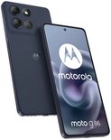 Motorola moto g86 5G in donkergrijs, gezien vanaf de achterkant met de camera's. Het scherm toont het motorola logo.