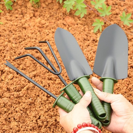 Een vierdelige tuingereedschapset, bestaande uit een schep voor het planten van bloemen en groenten, een tuinschep voor het wieden, een tuinhark en een tuingereedschapset met een plastic handvat.