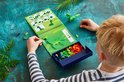 Kind bouwt een groene dinosaurus met Plus Plus bouwstenen. Instructies op openklapbare drukker.
