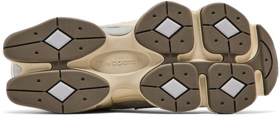 Onderkant van een New Balance sneaker met beige en bruine ruitvormige zool.