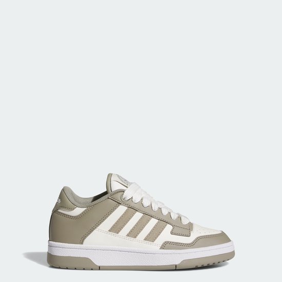 Lage adidas sneaker in wit met taupe accenten en drie strepen.