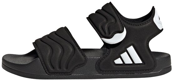 Zij-aanzicht van zwarte Adidas Adilette sandalen voor kinderen met klittenband en logo.