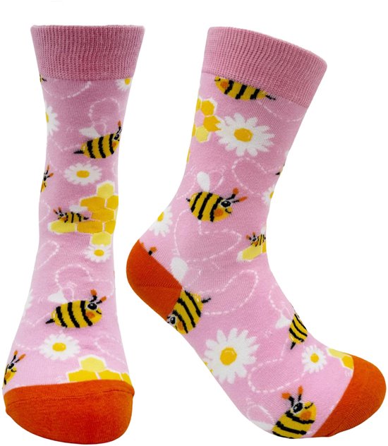 Roze sokken met bijen, witte bloemen en gele honingraten. Oranje boorden.